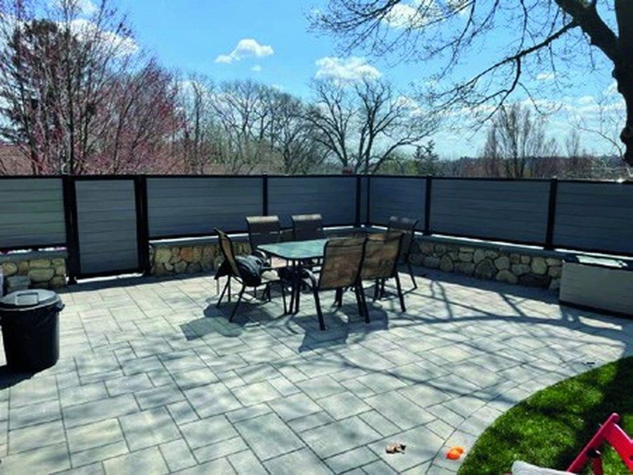 Patio rodeado por cerco WPC