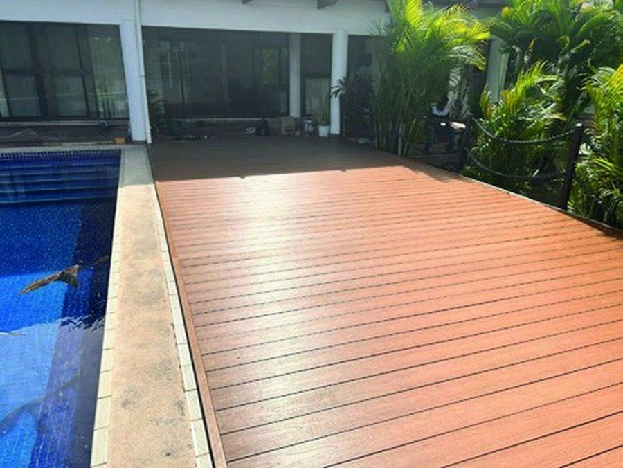 Deck WPC color madera en borde de pileta