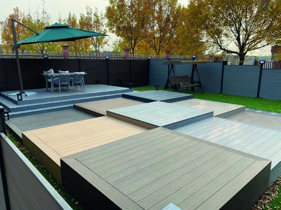 Deck WPC gris junto a una pileta