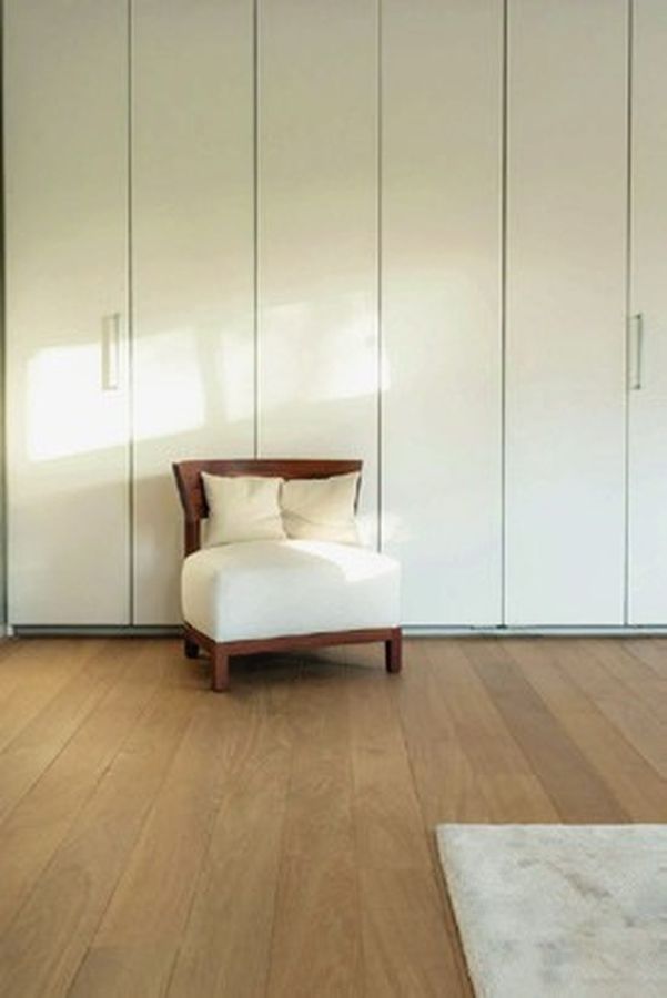Ambiente con piso LVT color madera
