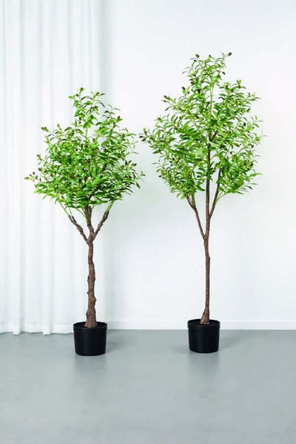 Árboles artificiales en macetas