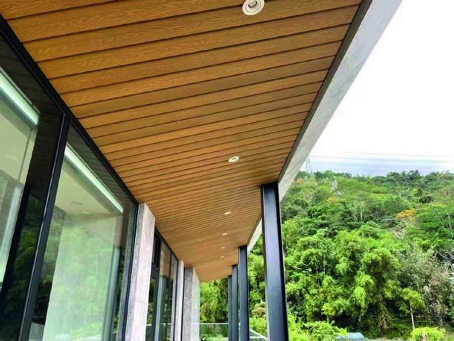 Galería con techo revestido en WPC