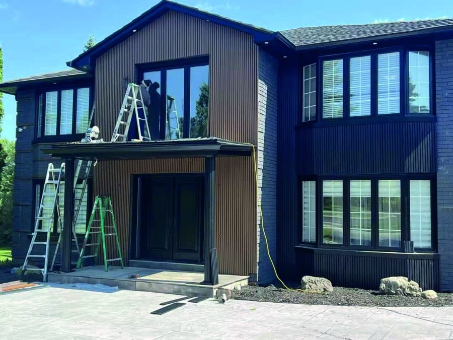 Casa con fachada de wall panel